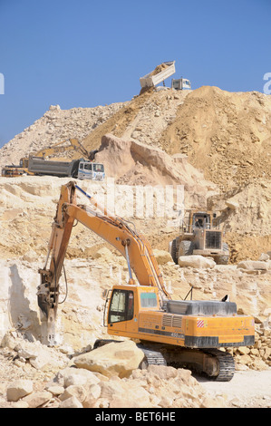 Fase di costruzione per l'espansione di una discarica in Maghtab Malta Foto Stock