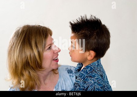 La serie di immagini di una mamma single tenendo le sue adottato di recente 3 anni Foster ispanica figlio. Signor California negli Stati Uniti Foto Stock