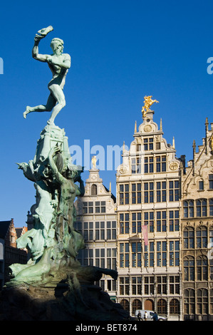 Guildhalls e Statua fontana di Silvius Brabo gettando il gigante la mano al Grote Markt / Town Square, Anversa, Belgio Foto Stock