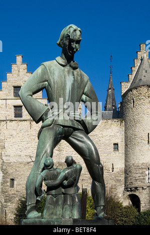 Il Lange Wapper statua all'ingresso del castello di Steen sul confine del fiume Schelda, Anversa, Belgio, Europa Foto Stock