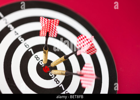 Scheda Dart con tre freccette in bullseye, rosso e bianco e nero Foto Stock