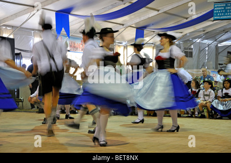 Il tedesco balli folcloristici durante l'Oktoberfest in Addison, Texas, Stati Uniti d'America Foto Stock