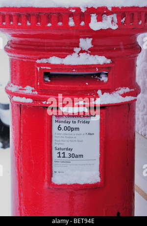 Coperta di neve post box Foto Stock