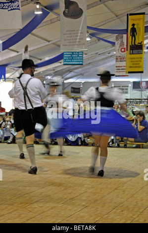 Il tedesco balli folcloristici durante l'Oktoberfest in Addison, Texas, Stati Uniti d'America Foto Stock