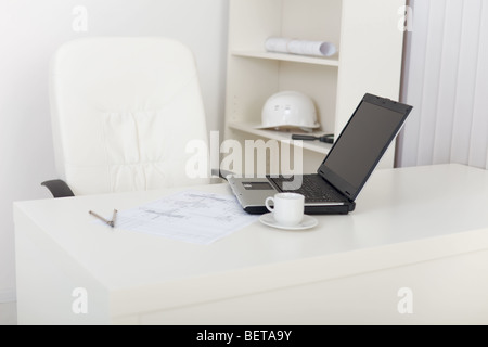 Postazione di lavoro del tecnico presso ufficio di luce con il computer portatile Foto Stock