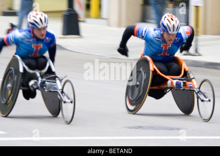 Sedia a rotelle racers competere nella Maratona di Chicago Foto Stock