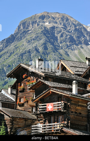 Tradizionale in legno Svizzera Case / Chalet nel villaggio alpino Grimentz, Valais / Wallis, Svizzera Foto Stock