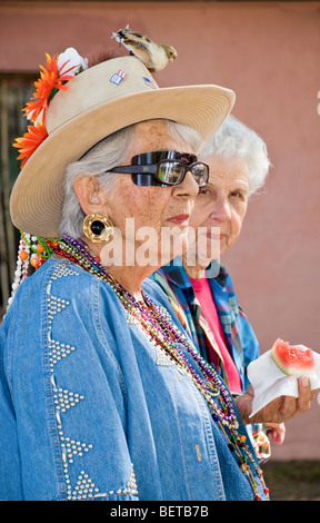 Due amici godere della reciproca compagnia insieme con i festeggiamenti in occasione dell'annuale Giornata del Lavoro Street Fair in Carrizozo, Nuovo Messico. Foto Stock