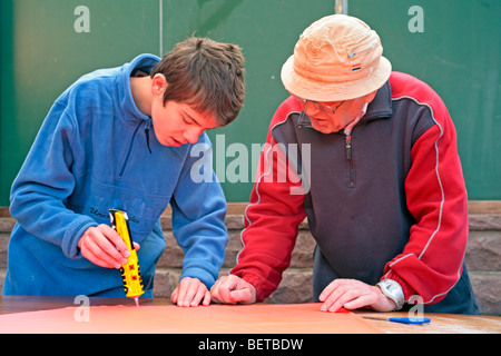 Nonno e nipote costruire un aquilone insieme Foto Stock