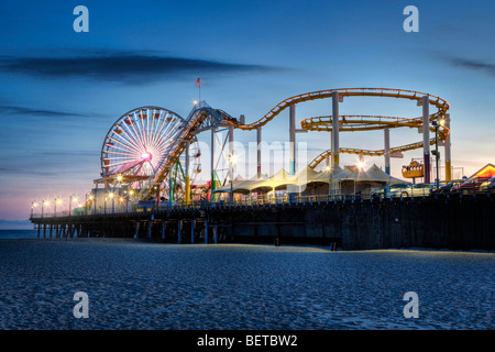 Il molo di notte sulla spiaggia di Santa Monica a Los Angeles, California, Stati Uniti d'America Foto Stock