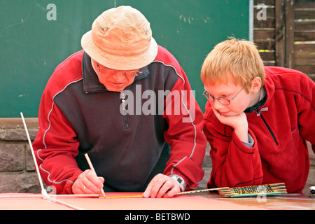 Nonno e nipote costruire un aquilone insieme Foto Stock