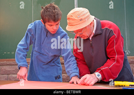 Nonno e nipote costruire un aquilone insieme Foto Stock