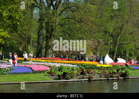I turisti a piedi tra colorate tulipani giacinti e narcisi in fiore giardino di Keukenhof Lisse, Holland, Paesi Bassi Foto Stock