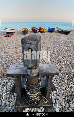 Vecchio argano e colorato caïques tradizionali in legno, barche di pescatori sulla spiaggia di Yport, Normandia, Côte d'Albâtre, Francia Foto Stock