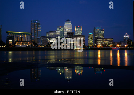 Vista sul Fiume Tamigi dal foreshore a Rotherhithe a Canary Wharf, Docklands di Londra, Regno Unito Foto Stock