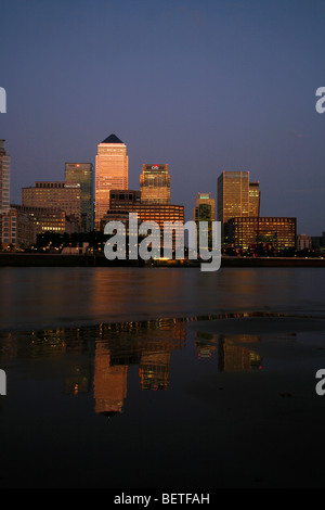 Vista sul Fiume Tamigi dal foreshore a Rotherhithe a Canary Wharf, Docklands di Londra, Regno Unito Foto Stock