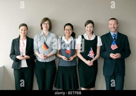 Un business group holding bandiere Foto Stock