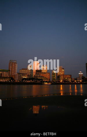 Vista sul Fiume Tamigi dal foreshore a Rotherhithe a Canary Wharf, Docklands di Londra, Regno Unito Foto Stock