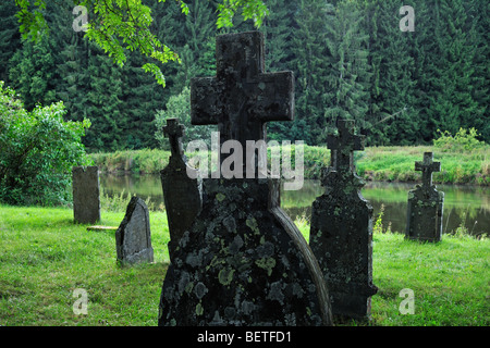 Lapidi sulle tombe del vecchio cimitero lungo il fiume Semois a Mortehan, Lussemburgo, la Vallonia, Ardenne belghe, Belgio Foto Stock