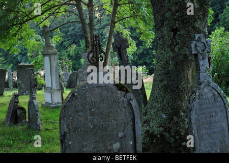 Lapidi sulle tombe del vecchio cimitero lungo il fiume Semois a Mortehan, Lussemburgo, la Vallonia, Ardenne belghe, Belgio Foto Stock