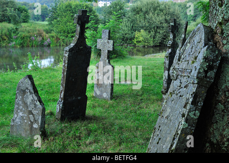 Lapidi sulle tombe del vecchio cimitero lungo il fiume Semois a Mortehan, Lussemburgo, la Vallonia, Ardenne belghe, Belgio Foto Stock