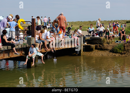 Pescando granchi Walberswick Concorrenza Foto Stock