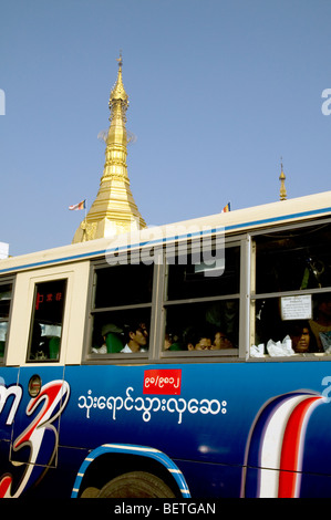 MYANMAR (Birmania) BUS VA OLTRE LA SULE PAGODA NEL CENTRO DI YANGON Foto © Julio Etchart Foto Stock