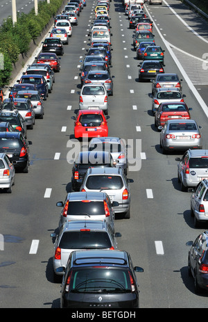 Vetture queueing in corsie autostradali durante il traffico su autostrada, durante le vacanze estive, Belgio Foto Stock