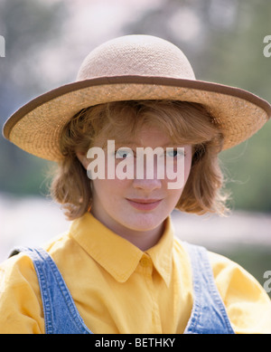 Giovane donna (16) nel cappello di paglia. Foto Stock