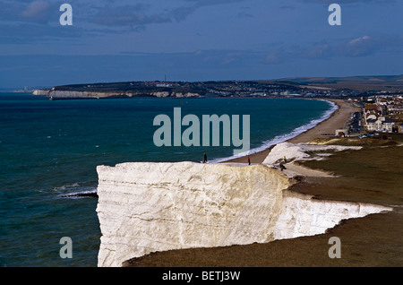 Guardando ad ovest da Seaford testa in tutta la spiaggia e il lungomare di Seaford verso Newhaven e le scogliere Telscombe Foto Stock