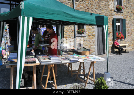 I turisti la scelta di libri da bookshop nel libro città Redu, Ardenne belghe, Lussemburgo e Belgio Foto Stock