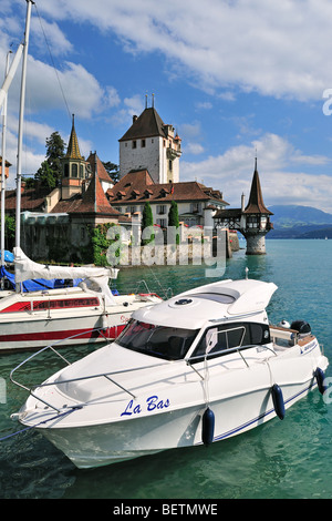 Imbarcazioni da diporto e Swiss castello di Oberhofen lungo il Thunersee / Lago di Thun in Alpi Bernesi, Berner Oberland, Svizzera Foto Stock