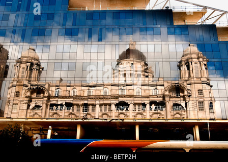 Docks buildingThe Mersey Docks e Palazzo Porto riflessa nella parete di vetro di un nuovo edificio di appartamenti a isola di Mann in Liverpool. Foto Stock