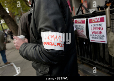 Fascia da braccio appartenente alla Gazzetta Royal Mail degli operatori della comunicazione europea (CWU) picket al di fuori della loro Mount Pleasant ufficio di smistamento Foto Stock