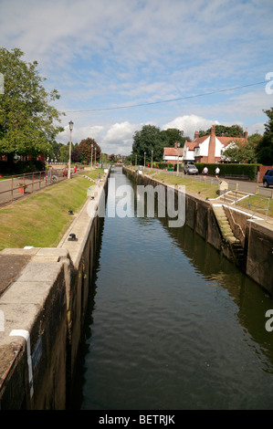 Un grande blocco di chiatta a Teddington Lock, Richmond Regno Unito. Foto Stock