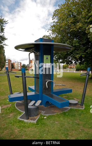 Un esperimento di FitPoint outdoor esercizio macchina collocata in Ham verde villaggio Richmond, Regno Unito. Foto Stock