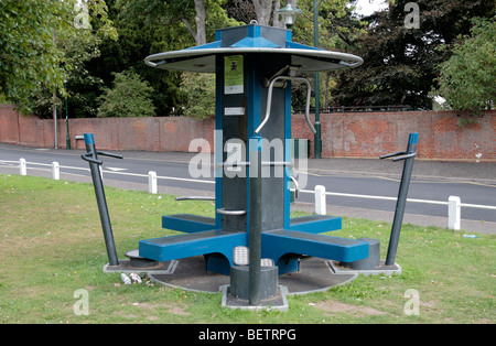 Un esperimento di FitPoint outdoor esercizio macchina collocata in Ham verde villaggio Richmond, Regno Unito. Foto Stock