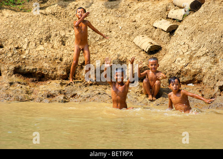 La vita sul Sap Tonla Lago, tra Battambang e Siem Reap. Cambogia. Foto Stock