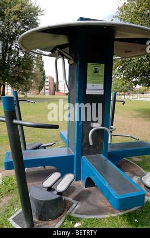 Un esperimento di FitPoint outdoor esercizio macchina collocata in Ham verde villaggio Richmond, Regno Unito. Foto Stock