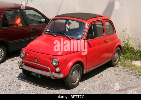 Rosso brillante Fiat 500 bambino in un italiano villaggio alpino Foto Stock