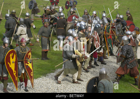 Battaglia tra i vichinghi e esercito locale a rievocazione storica a Tiel nei Paesi Bassi Foto Stock