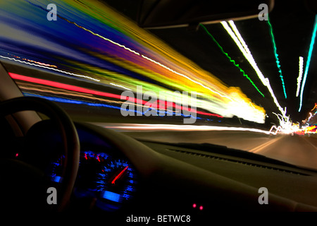 Accelerando a guidare di notte e luci di sfocatura Foto Stock