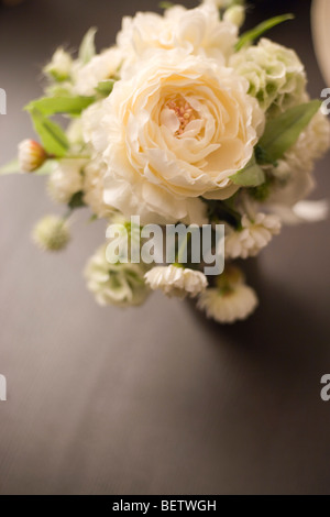 Configurazione semplice delle peonie e rose bianche per un matrimonio, tavolo della reception bouquet Foto Stock