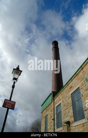 Il camino del motore a vapore alimentazione di telai della Queen Street MIll museo tessile a Burnley in Lancashire Foto Stock