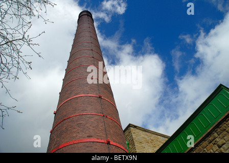 Il mulino del camino di il motore di vapore alimentazione di telai della Queen Street MIll museo tessile a Burnley in Lancashire Foto Stock
