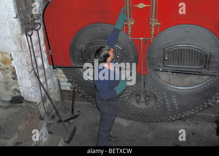 Le caldaie a vapore e i loro fuochista del motore a vapore alimentare i telai della Queen St mulino museo tessile in Burnley Lancashire Foto Stock