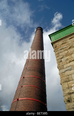 Il mulino del camino di il motore di vapore alimentazione di telai della Queen Street MIll museo tessile a Burnley in Lancashire Foto Stock