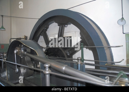 Il motore di vapore alimentare i telai della Queen Street MIll museo tessile a Burnley in Lancashire,il volano è sul retro Foto Stock