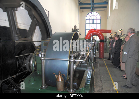 Il motore di vapore alimentare i telai della Queen Street MIll museo tessile a Burnley in Lancashire,il volano è sul retro Foto Stock