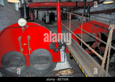 Le caldaie del motore a vapore alimentare i telai della Queen St mulino museo tessile in Burnley Lancashire Foto Stock